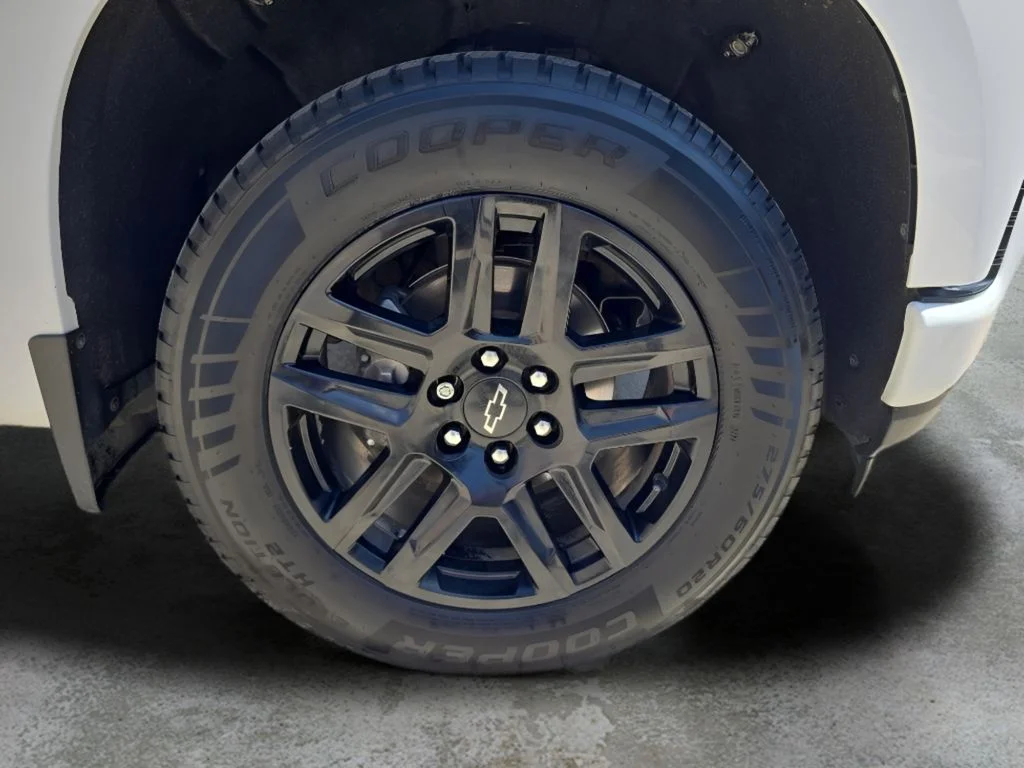 Used 2022 White Chevrolet Custom image 40