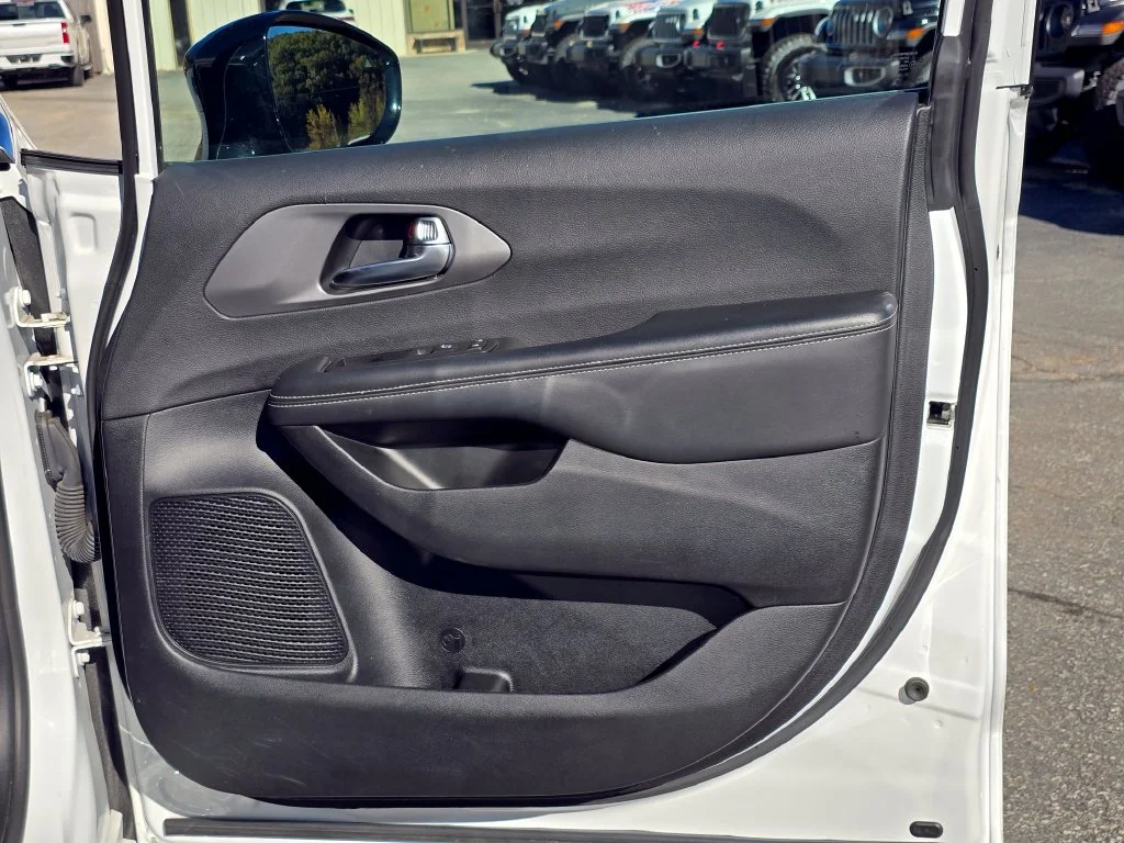 Used 2025 White Chrysler Select image 44