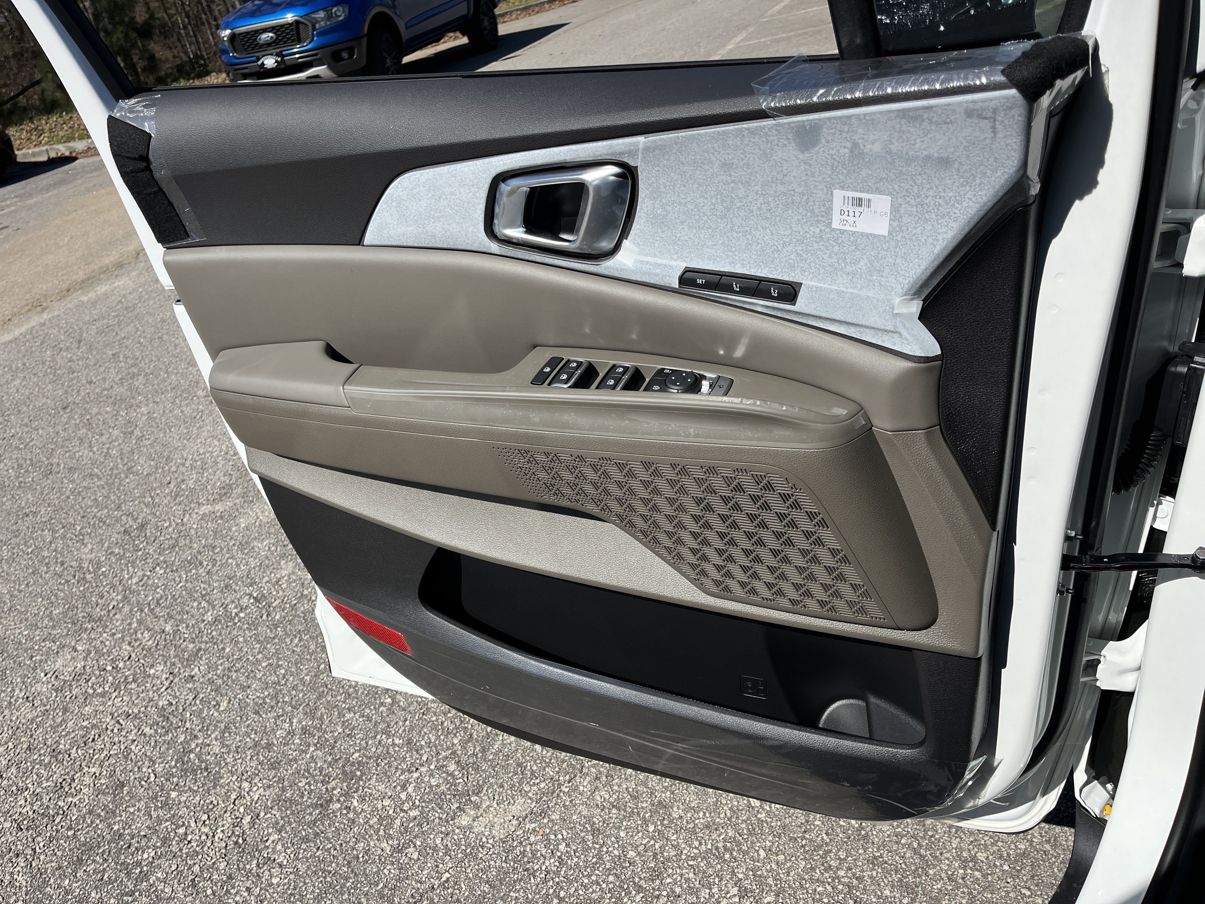 New 2026 Snow White Pearl Kia EX image 16
