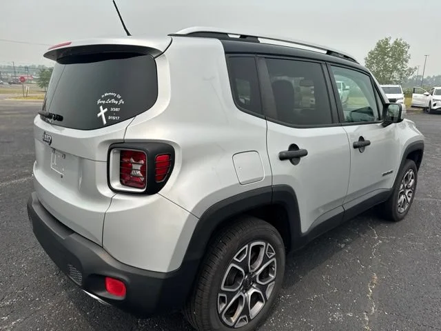 Used 2017  Jeep Limited image 4
