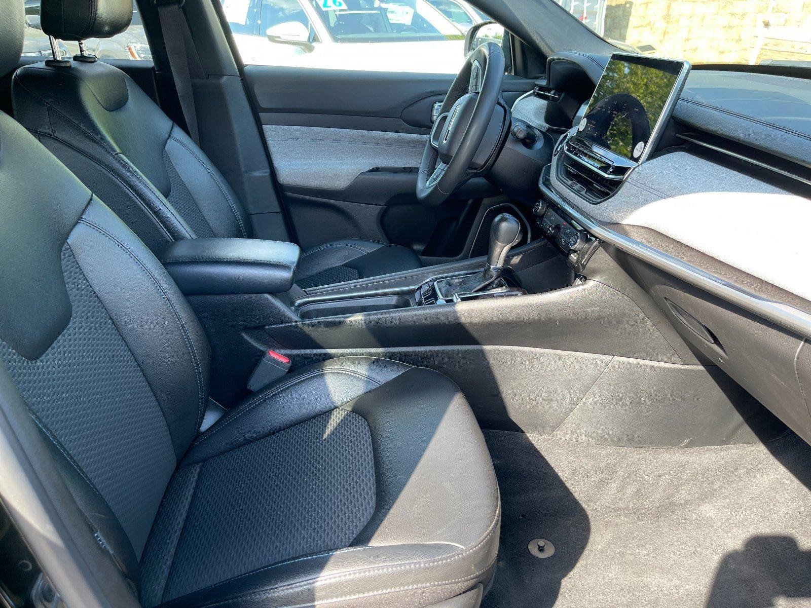 Used 2024 Diamond Black Crystal Pearlcoat Jeep Latitude image 38