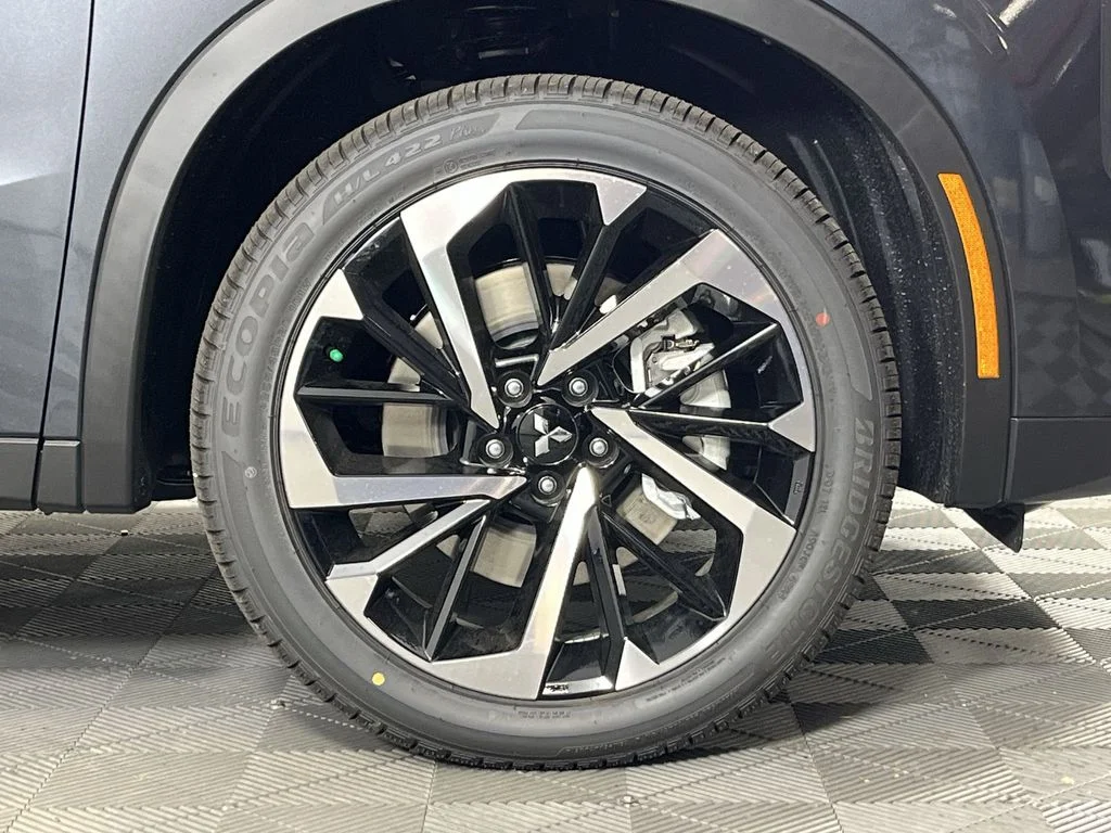 2025 Mitsubishi Outlander Plug-in Hybrid SE - Photo 11