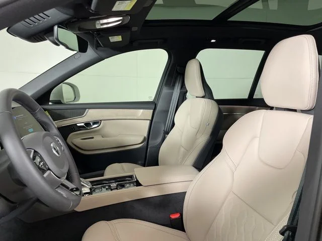 2025 Volvo XC90 Core - Photo 16