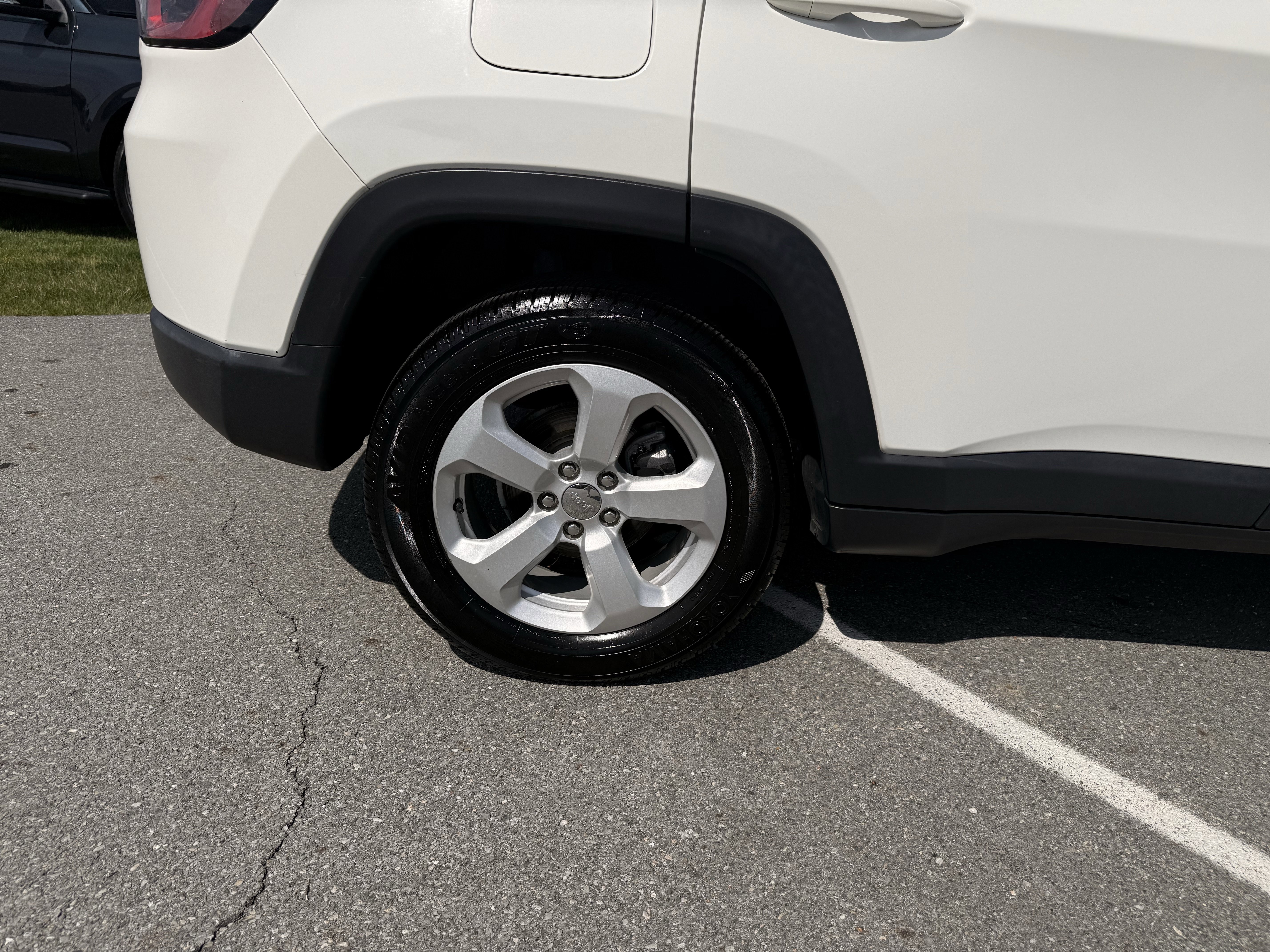 Used 2018 White Clearcoat Jeep Latitude image 42