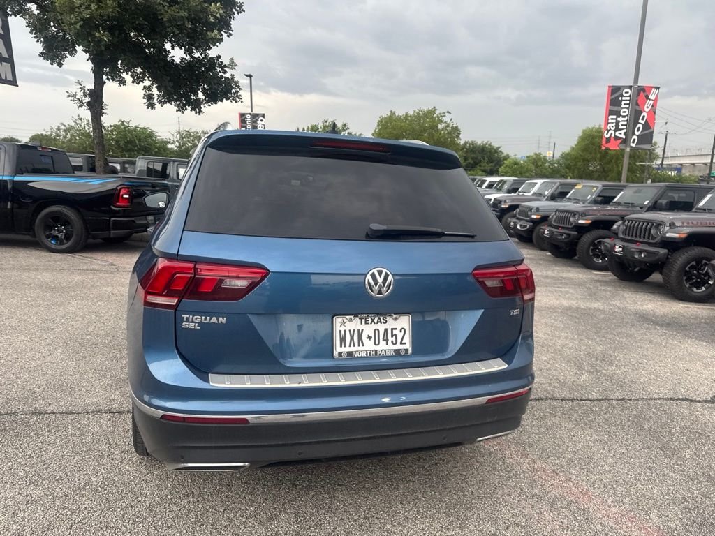 Used 2018 Blue Volkswagen 2.0T SEL Premium image 30