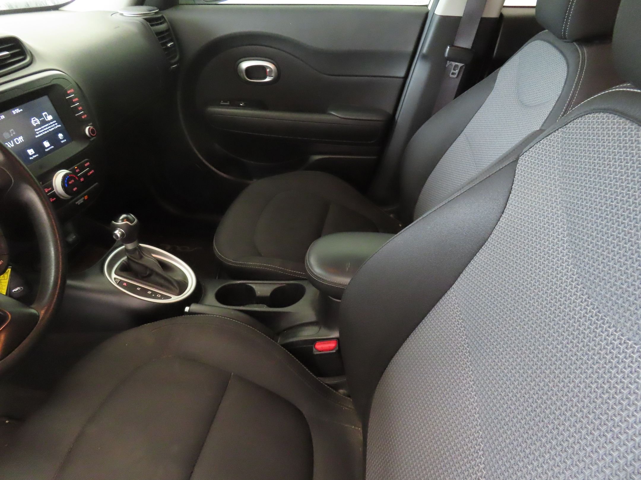 Used 2018 White Kia Plus image 20