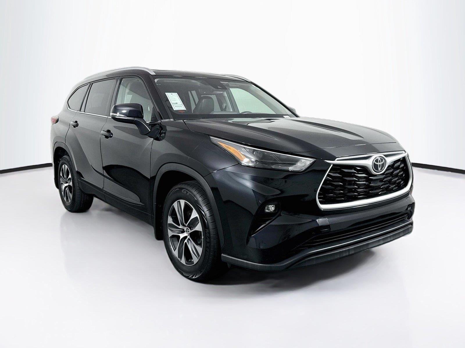 Used 2022 Midnight Black Metallic Toyota XLE image 9