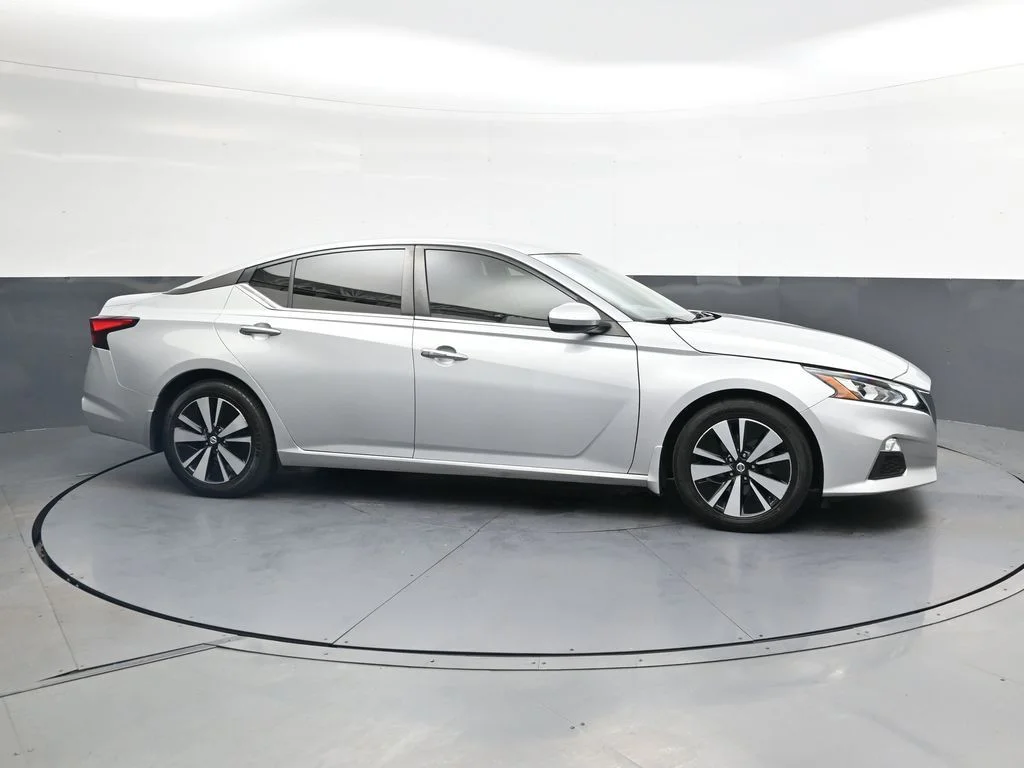 Used 2022 Silver Nissan 2.5 SV image 4