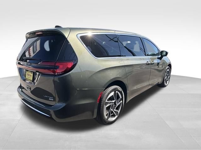 New 2027 Olive Green Pearl-Coat Exterior Paint Chrysler Limited image 7