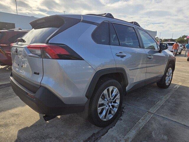 Used 2025 Silver Sky Metallic Toyota XLE Premium image 5
