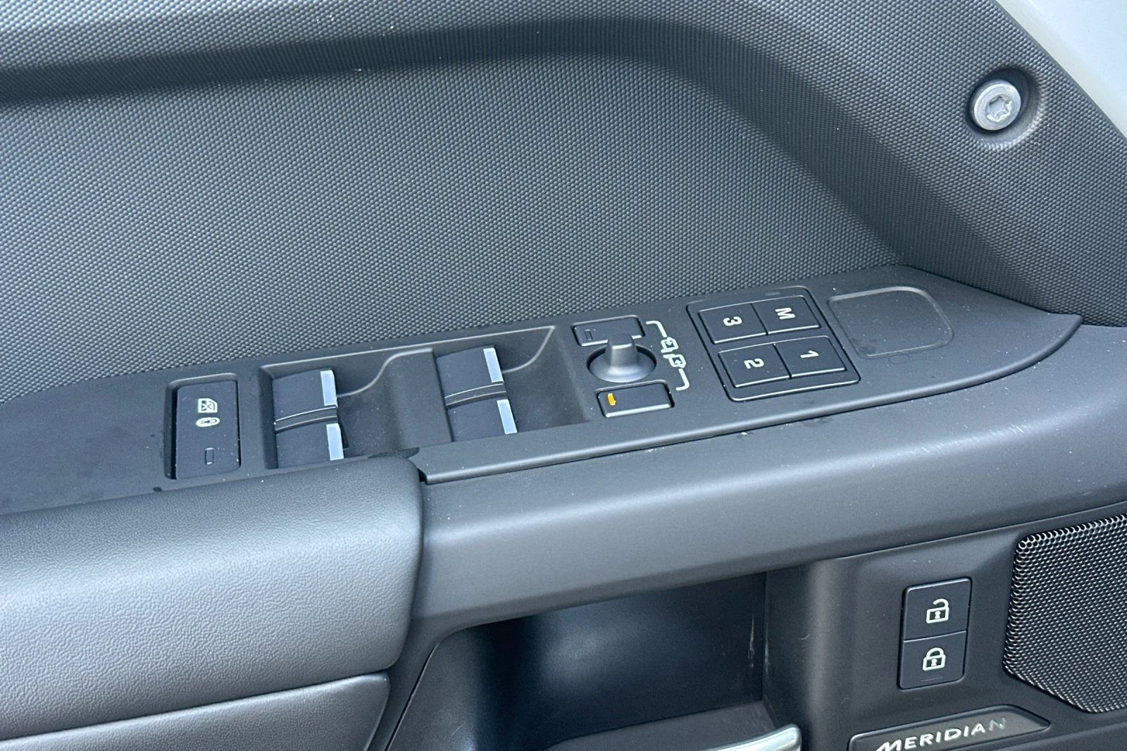 Used 2025  Land Rover S image 13