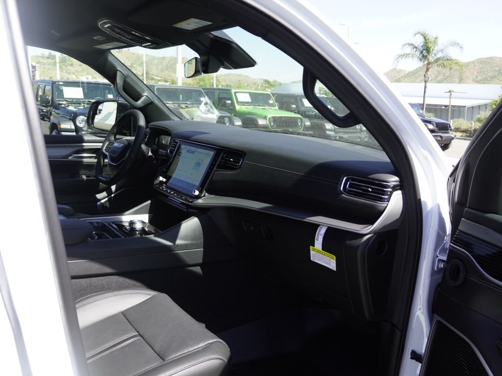 New 2026 Bright White Clear-Coat Exterior Paint Jeep  image 21