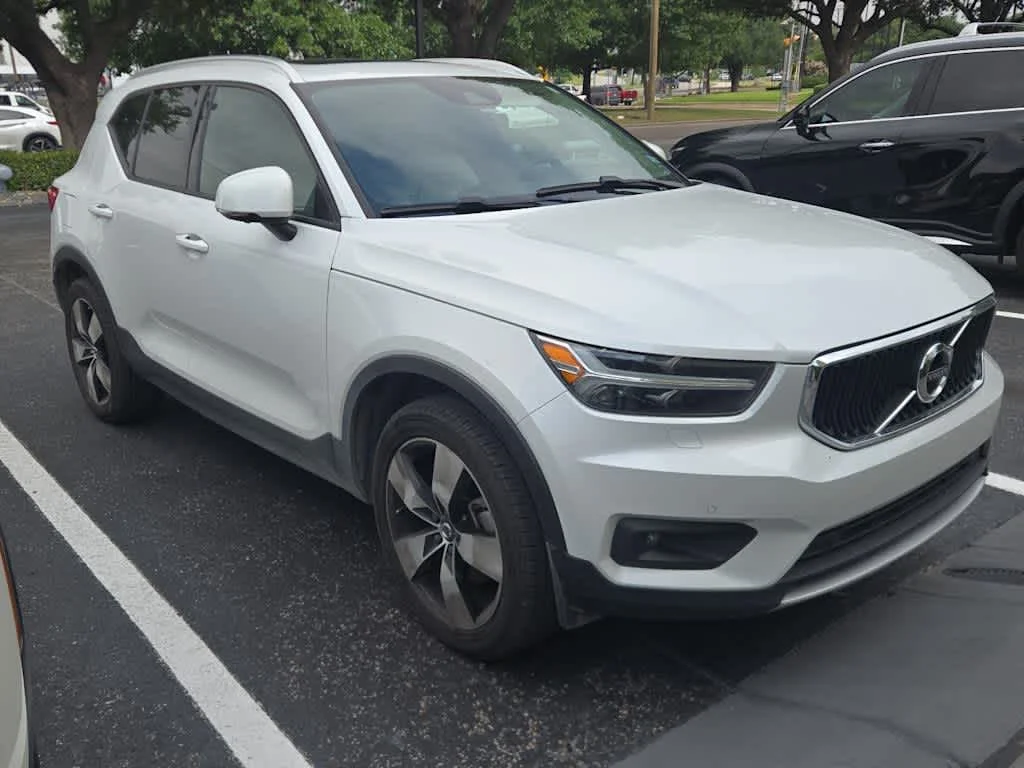 Used 2021 Crystal White Metallic Volvo Momentum image 2