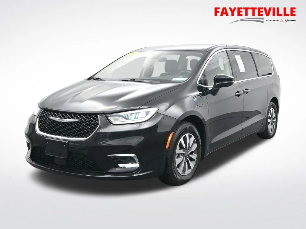 2023 Chrysler Pacifica Hybrid Touring L Hybrid's photo