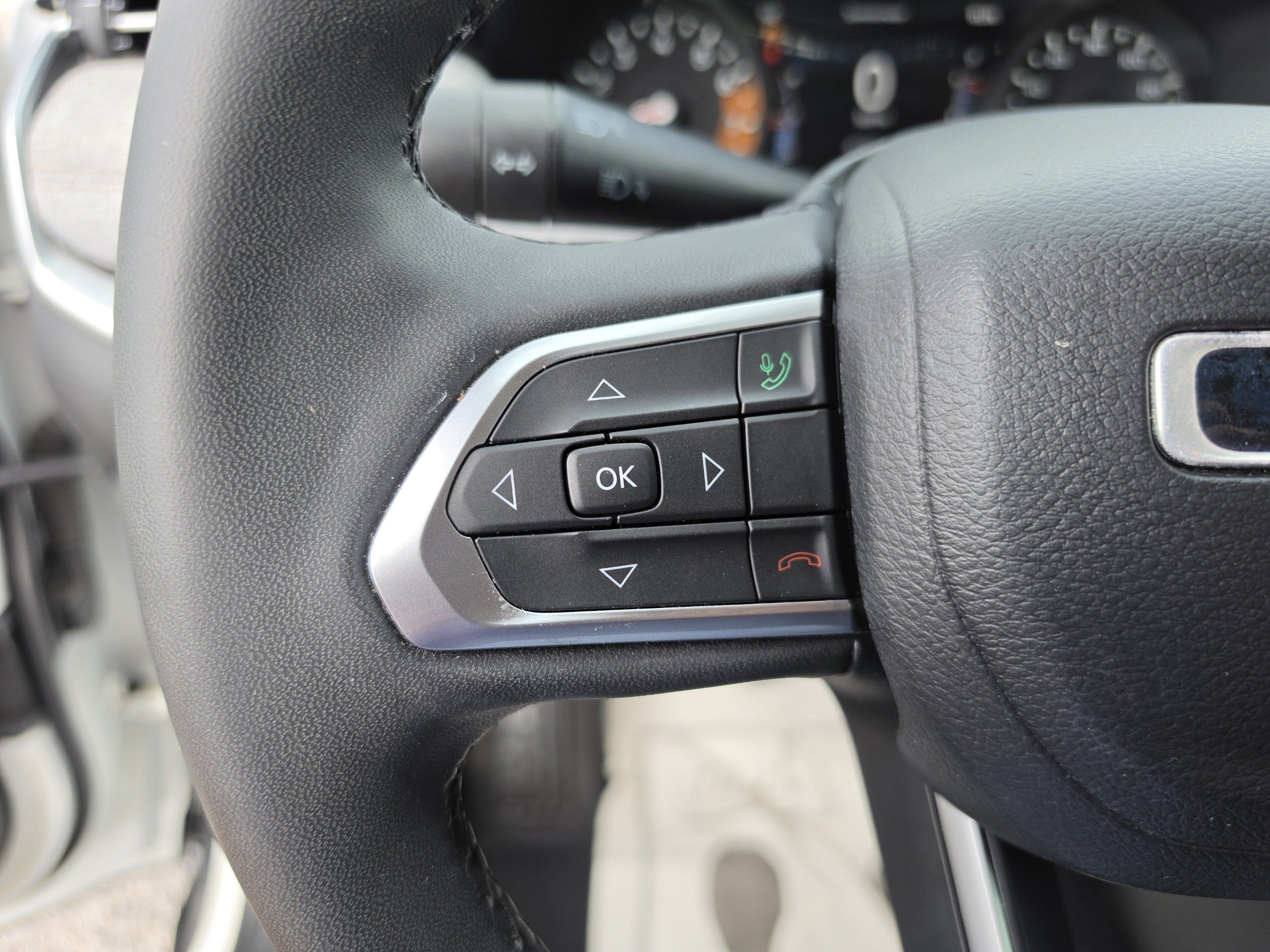 Used 2023 Bright White Clearcoat Jeep Latitude Lux image 32