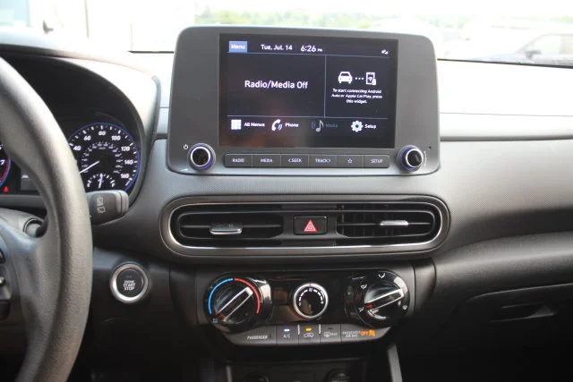 Used 2023 White Hyundai SEL image 4