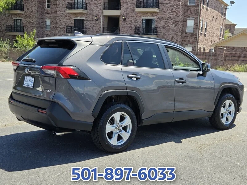 Used 2021 Magnetic Gray Metallic TOYOTA XLE FWD image 5