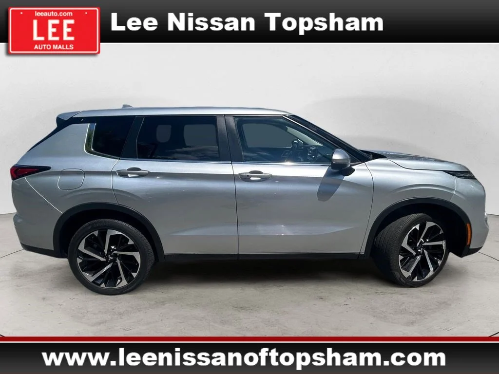 Used 2022 Silver Mitsubishi SE image 7