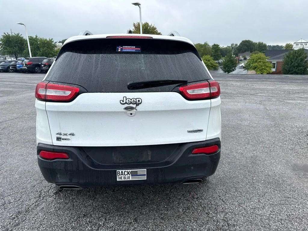 Used 2018 White Jeep Latitude image 6