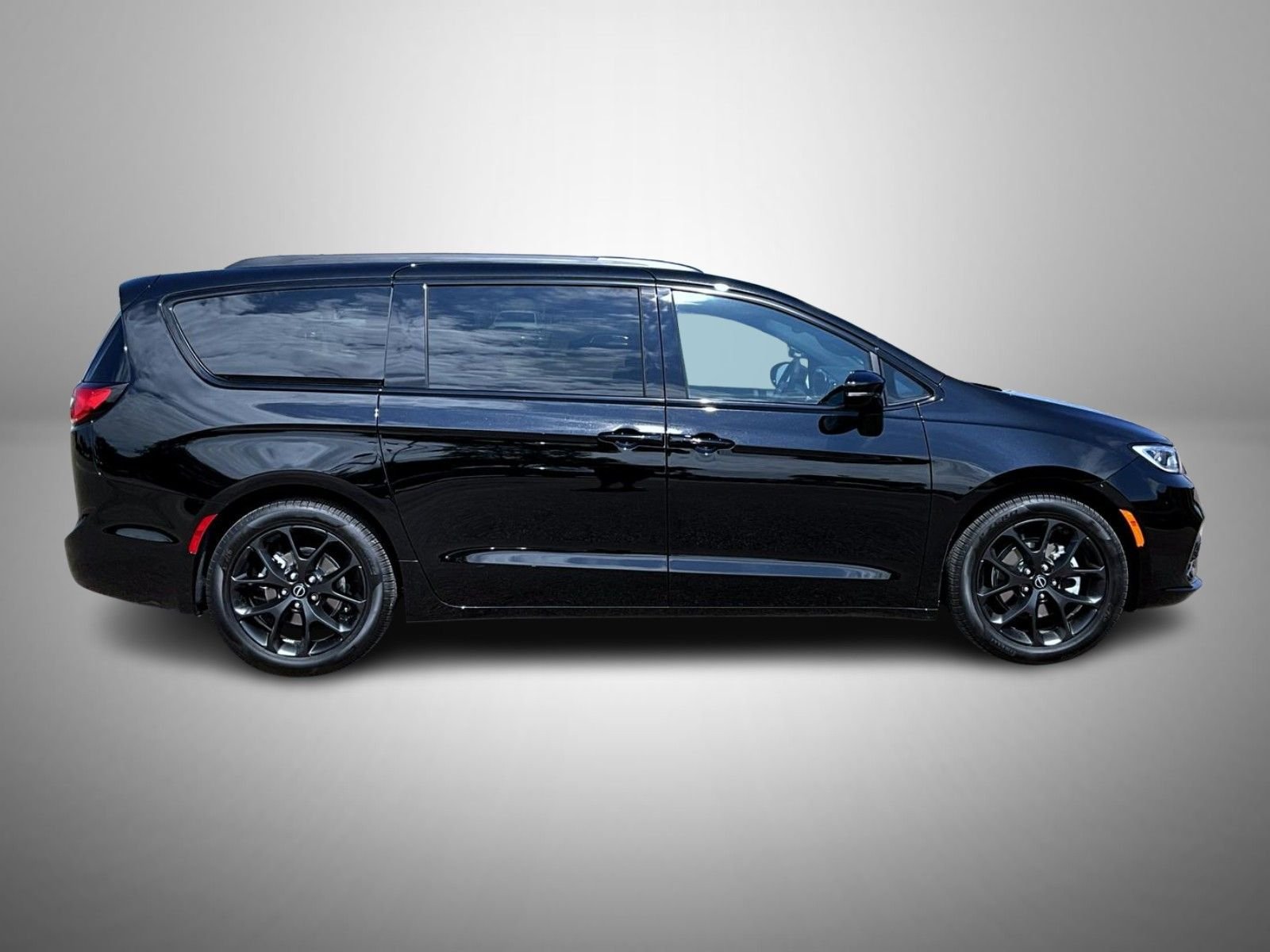 New 2026 Diamond Black Crystal Pearl-Coat Exterior Paint Chrysler Limited image 4