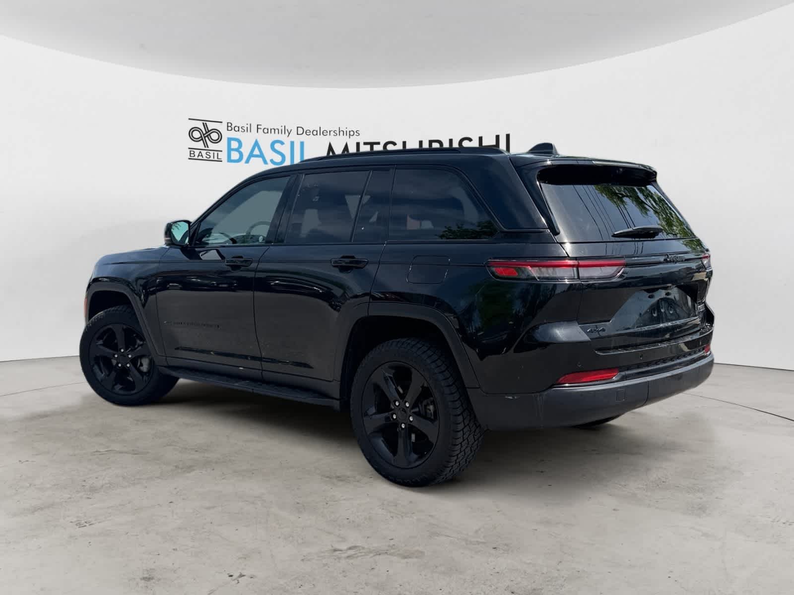 Used 2024 Diamond Black Crystal Pearl Jeep Limited image 3