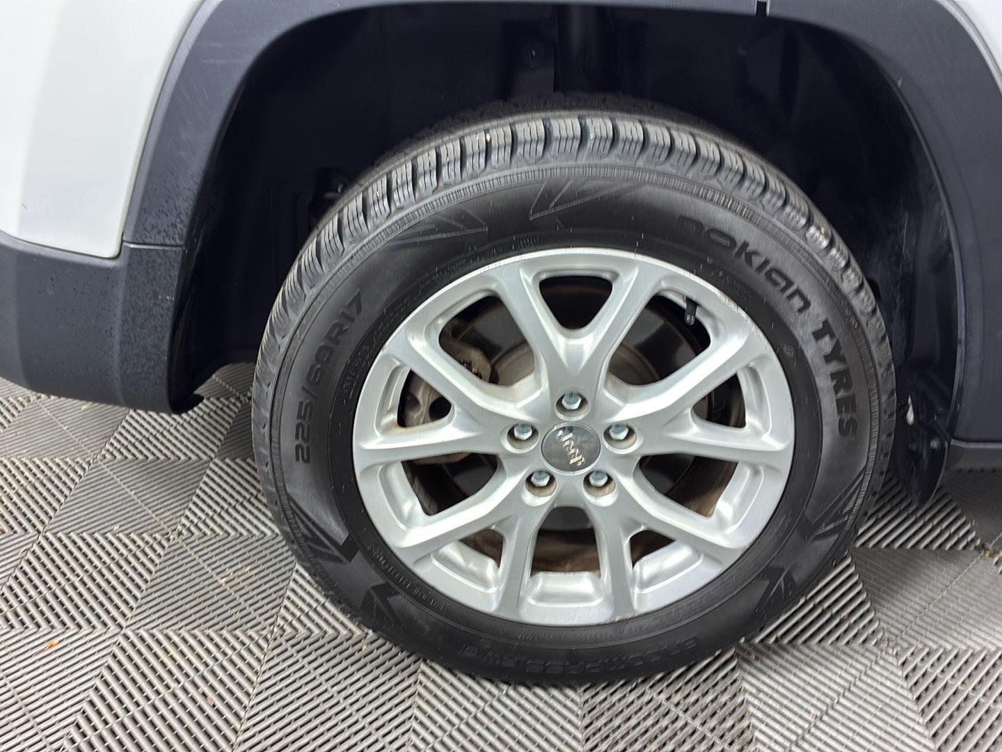 Used 2015 Bright White Clearcoat Jeep Latitude image 12