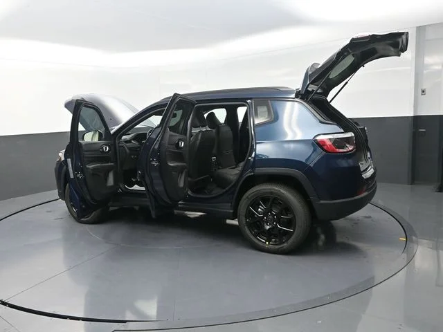 New 2026 Fathom Blue Pearl-Coat Exterior Paint Jeep Latitude image 33