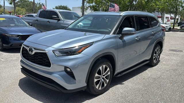 Used 2022 Moon Dust Toyota XLE image 3