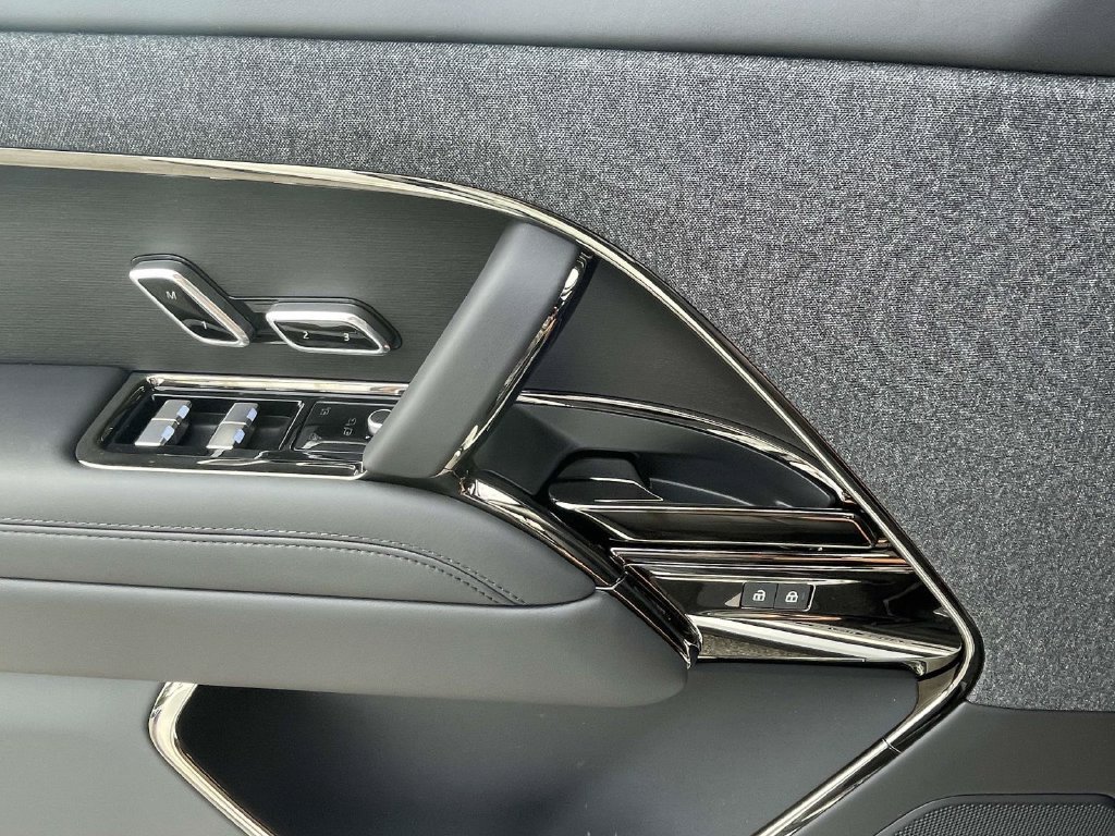 New 2026 Fuji White Land Rover Dynamic SE image 33