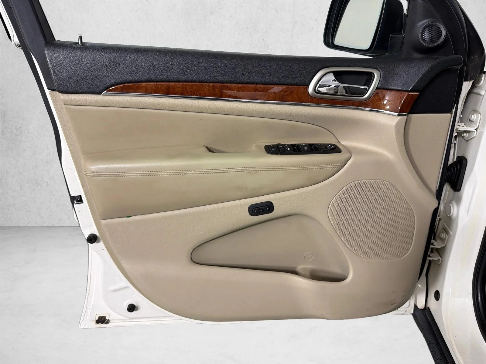 Used 2011 White Jeep Limited image 12