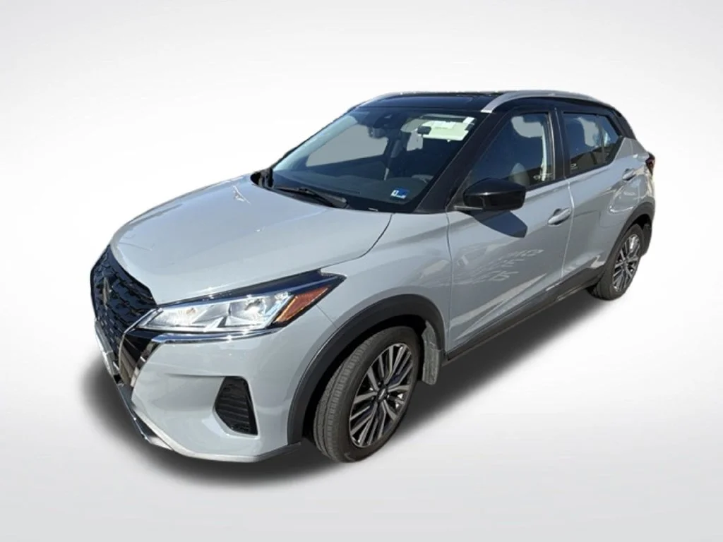 Used 2021 Gray Nissan SV image 4