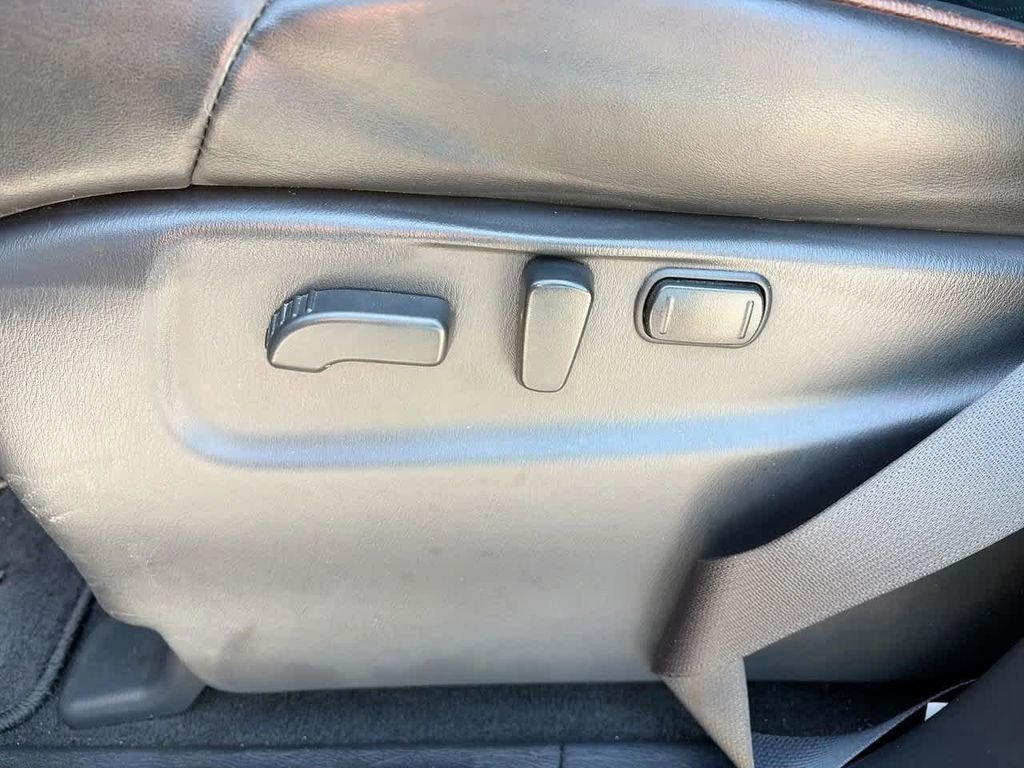 Used 2018 Silver Nissan SL image 16