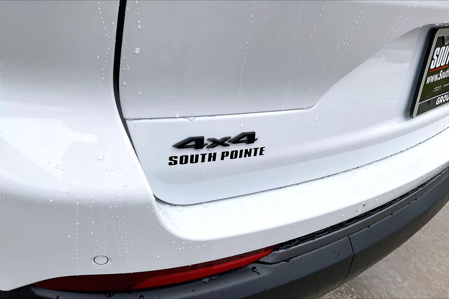 New 2026 Bright White Clear-Coat Exterior Paint Jeep Laredo Altitude image 15