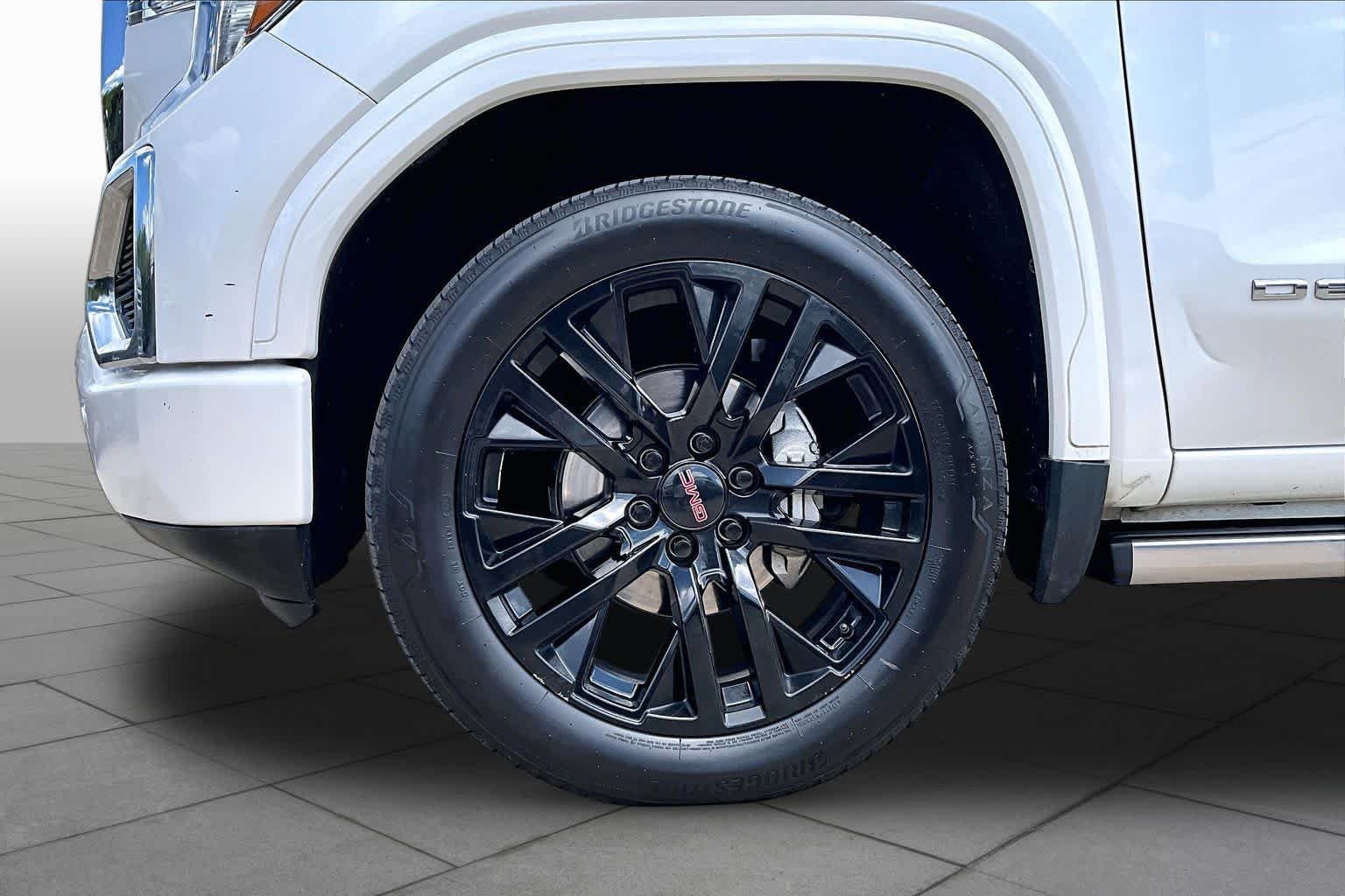 Used 2022 White Frost Tricoat GMC Denali image 11