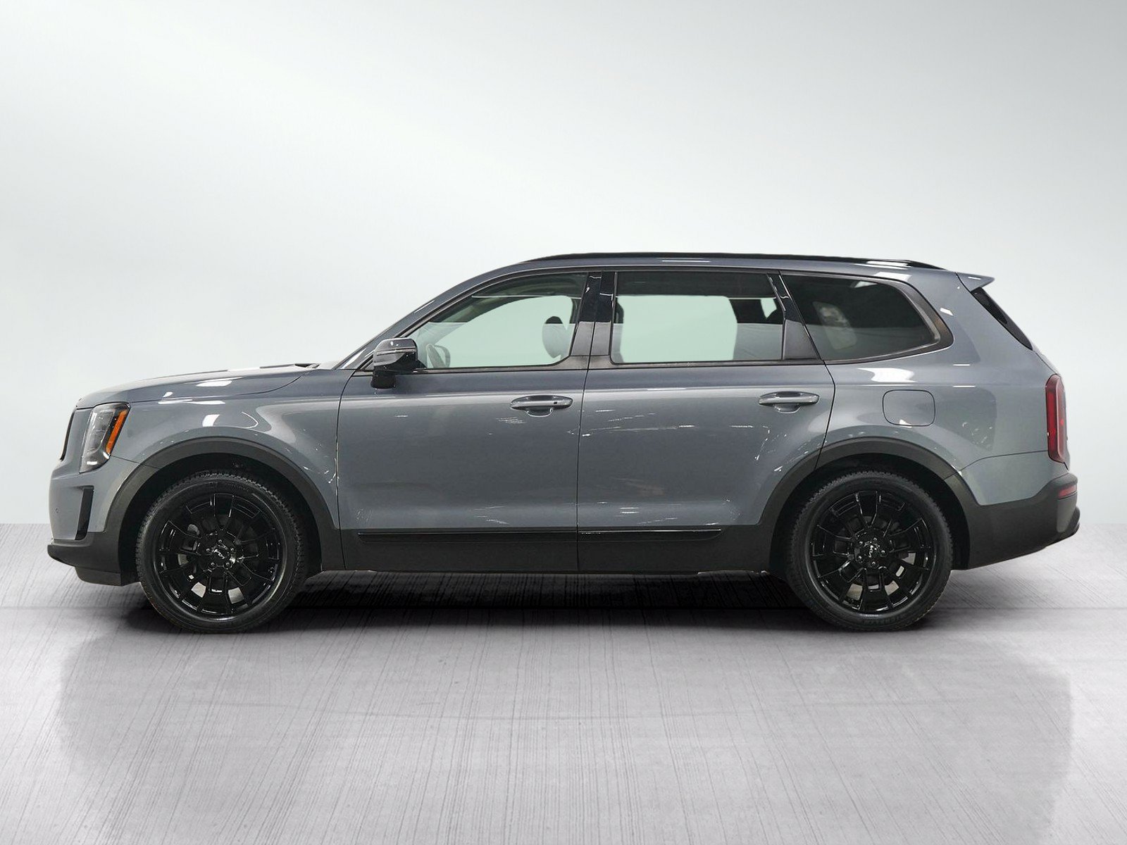Used 2022 Kia Telluride SX with VIN 5XYP5DHC9NG229378 for sale in Burnsville, Minnesota