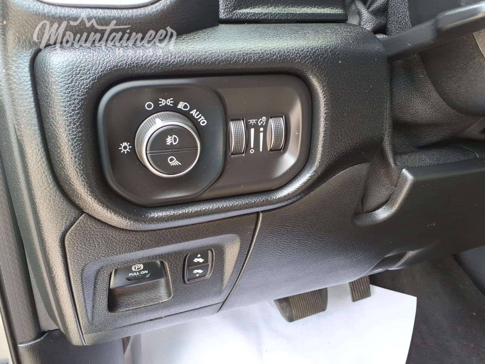 Used 2022 Billet Silver Metallic Clearcoat Ram Laramie image 33