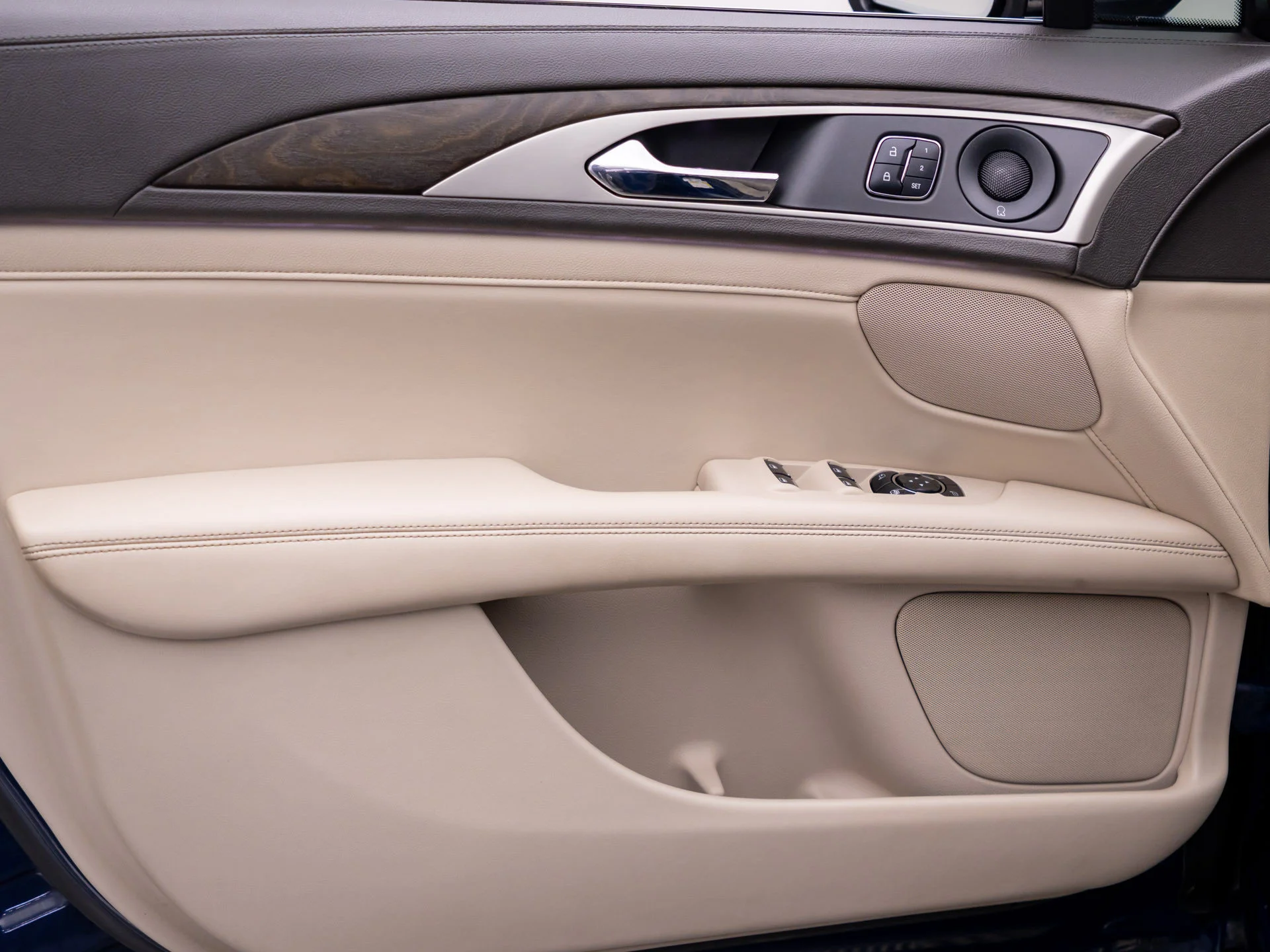 Used 2018 Blue Lincoln Reserve image 14