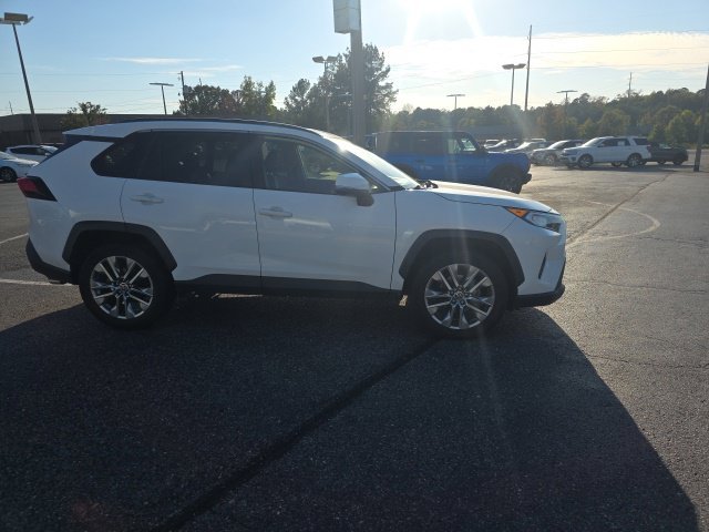 Used 2020 White Toyota XLE Premium image 2