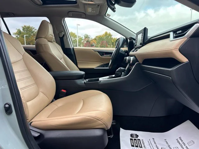 Used 2021  Toyota XLE Premium image 29