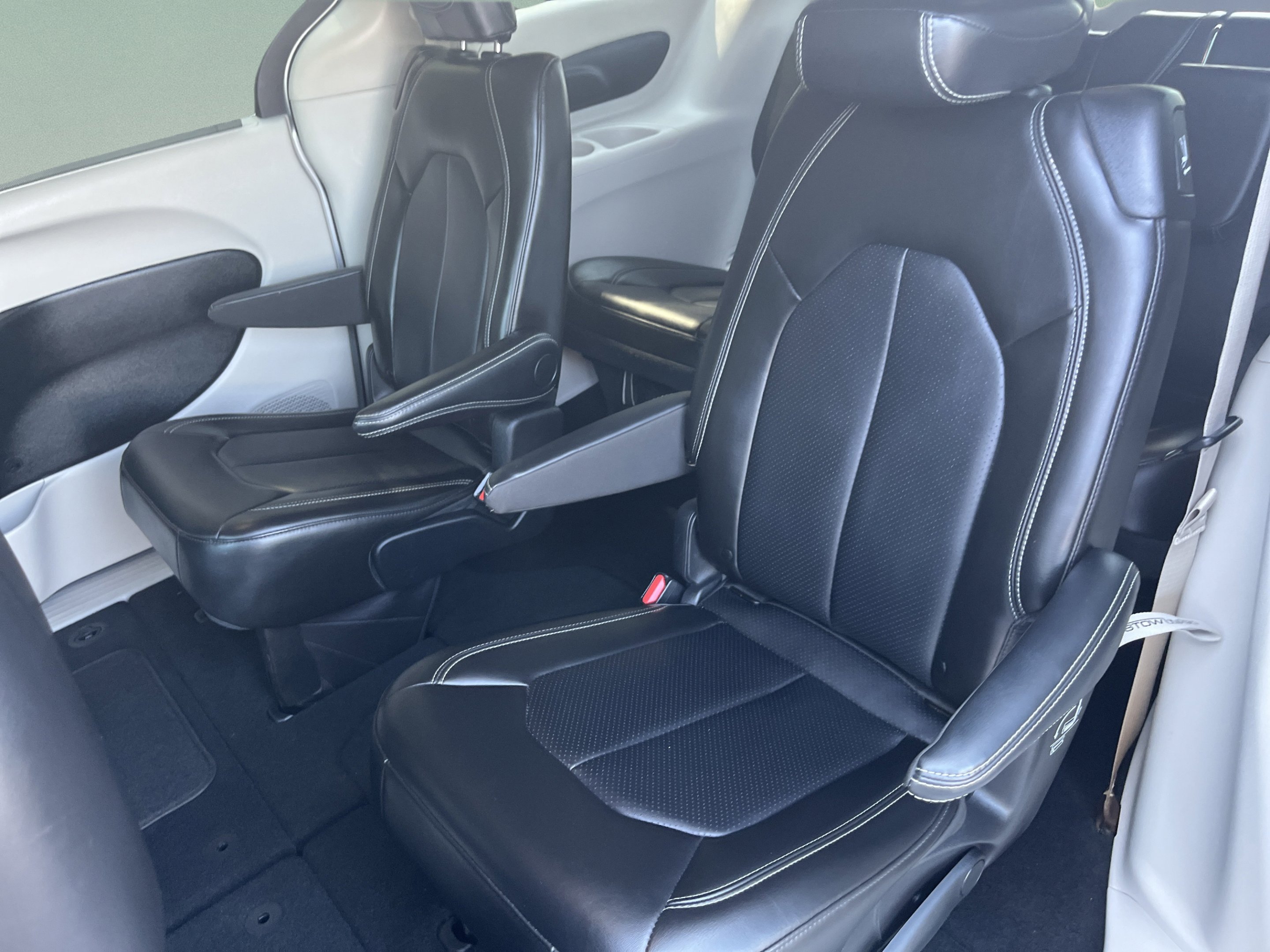 Used 2024 Silver Mist Clearcoat Chrysler Touring L image 13