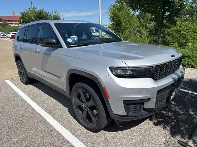 Used 2024 Silver Jeep Altitude image 2