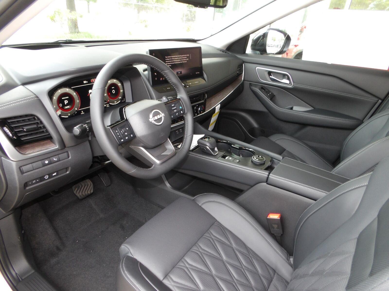 New 2026 Champagne Silver Metallic / Super Black Two-tone Nissan Platinum image 12