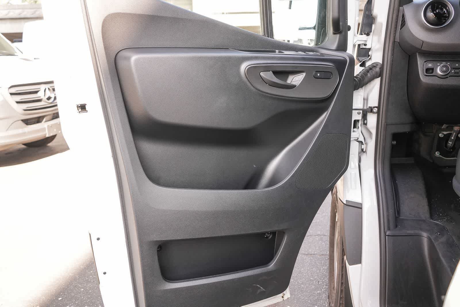 New 2025 Arctic+White Mercedes-Benz Cargo 170WB High Roof 113kW Battery RWD HO Motor image 56