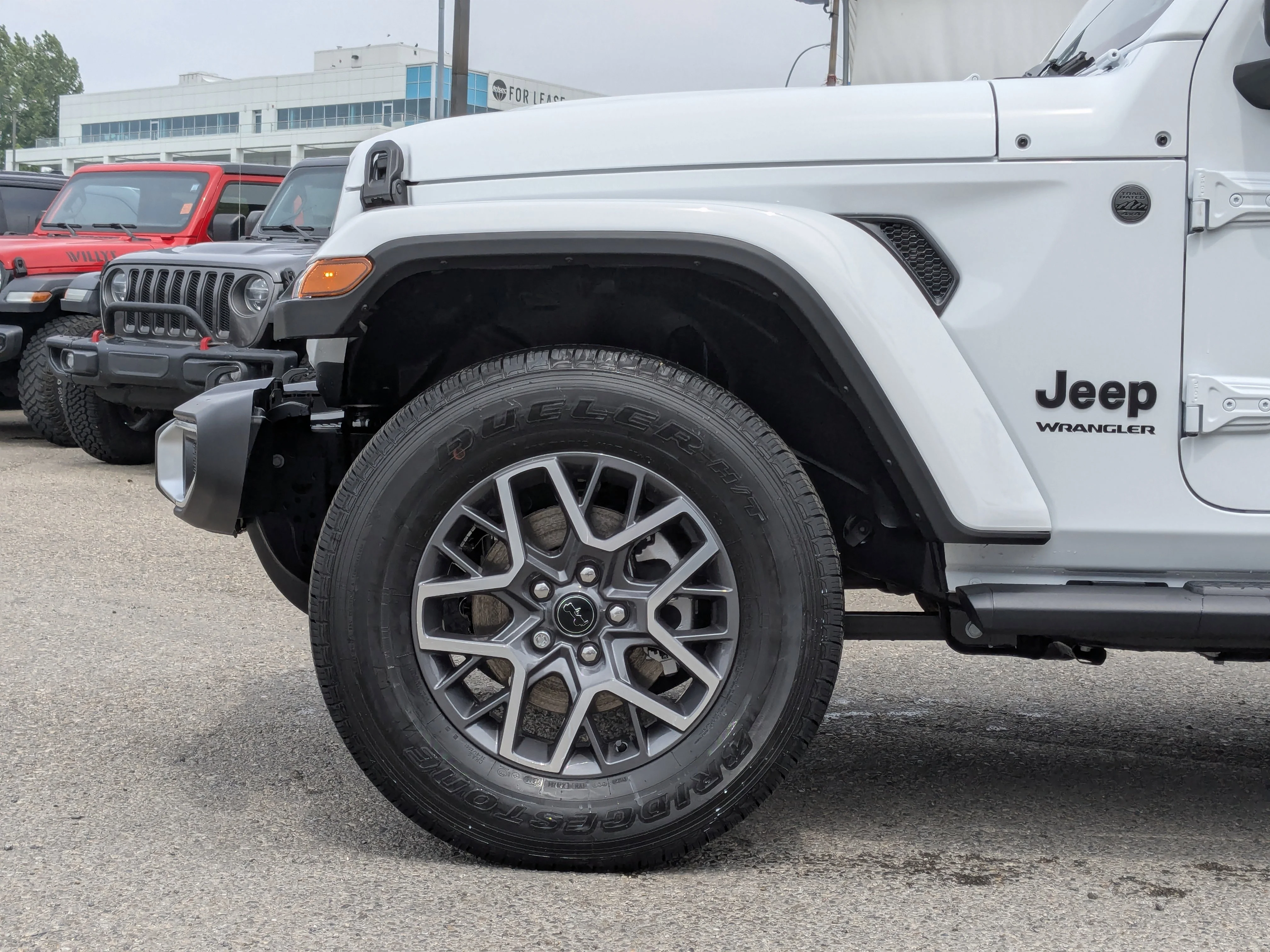 New 2025 White Jeep Sahara - - McKinley Leather Seats - Technology Grp - Safety Grp - Alpine Prem Audio & Tons More! image 8