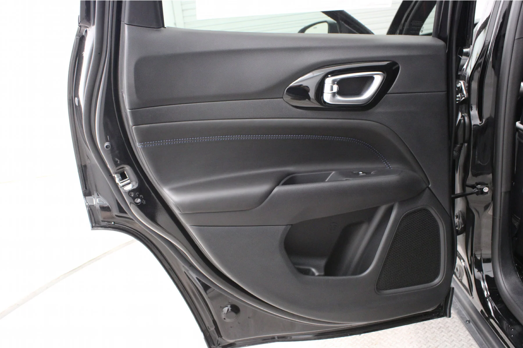 New 2026 Diamond Black Crystal Pearl-Coat Exterior Paint Jeep Latitude Altitude 4x4 image 13