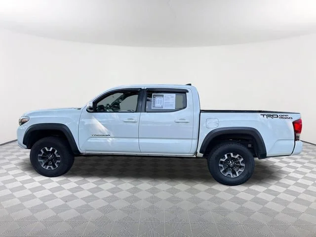 Used 2016 White Toyota SR5 image 8