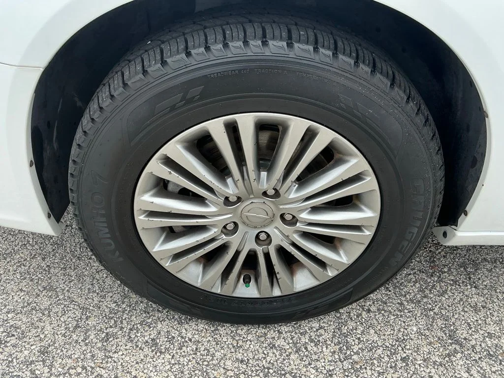 Used 2014 White Chrysler Touring-L image 31