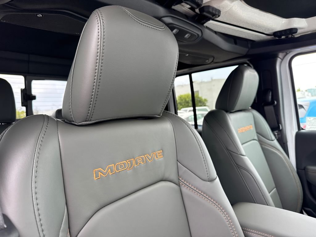 New 2026 Bright White Clear-Coat Exterior Paint Jeep Mojave X image 14
