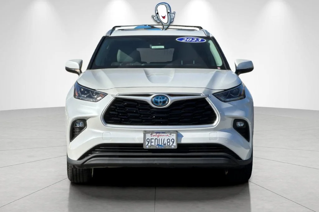 Used 2023 Wind Chill Pearl Toyota Bronze Edition image 10