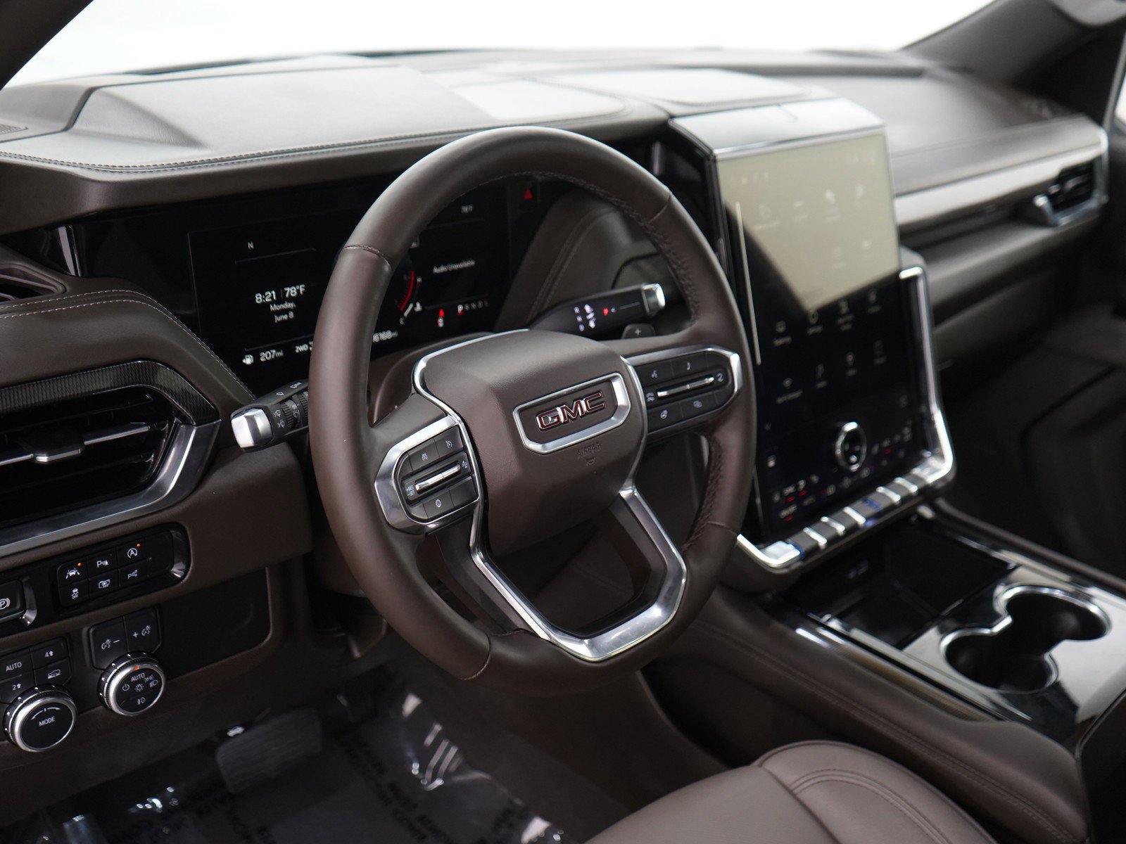 Used 2025 Summit White GMC Elevation image 22
